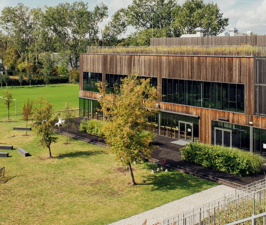 Akademeia High Shool Луксозни новини