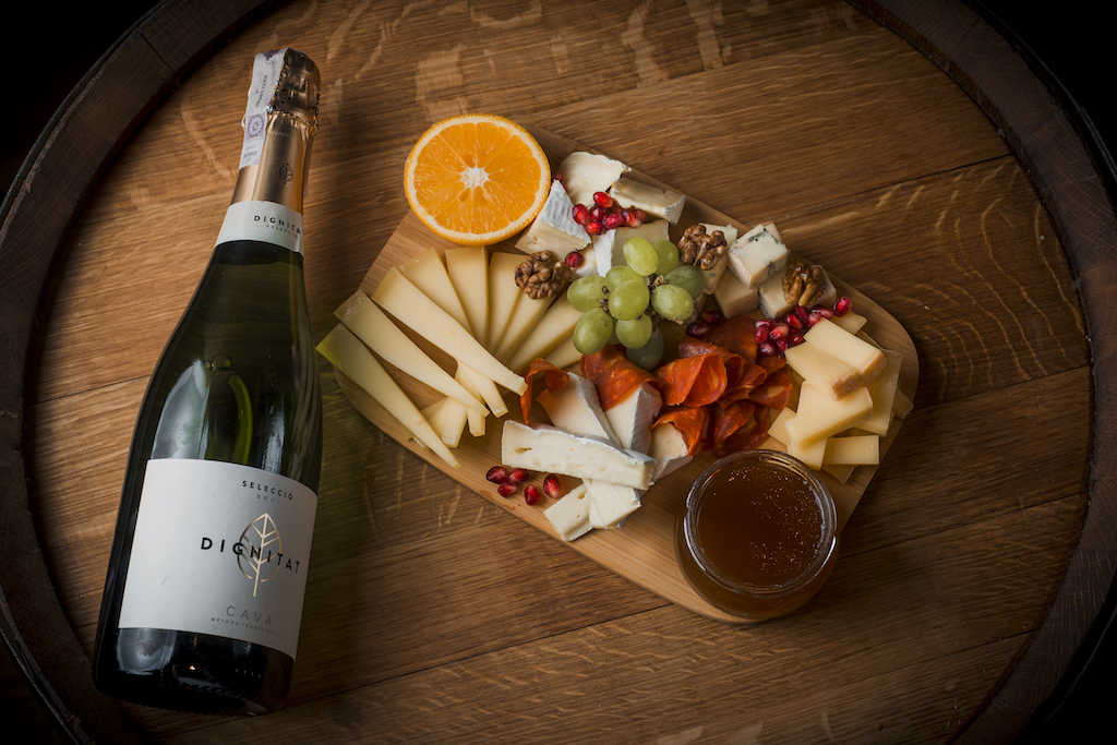 Дъска със сирене с акомпанименти и шампанско