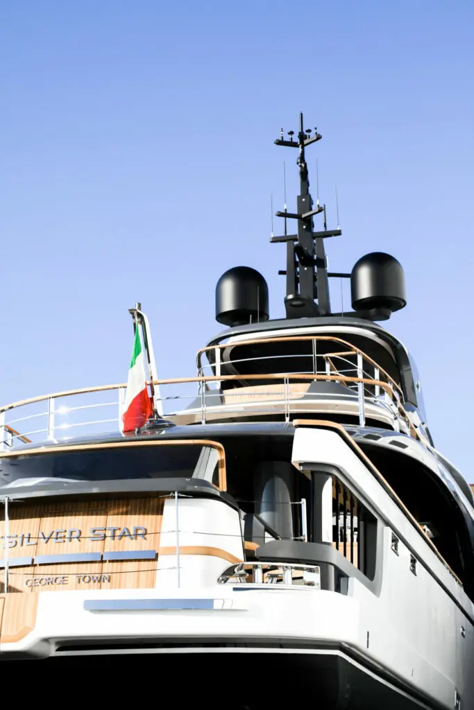 Яхта Armani Admiral2