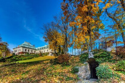 Дворецът Odrowąż през есента