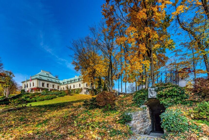 Дворецът Odrowąż през есента