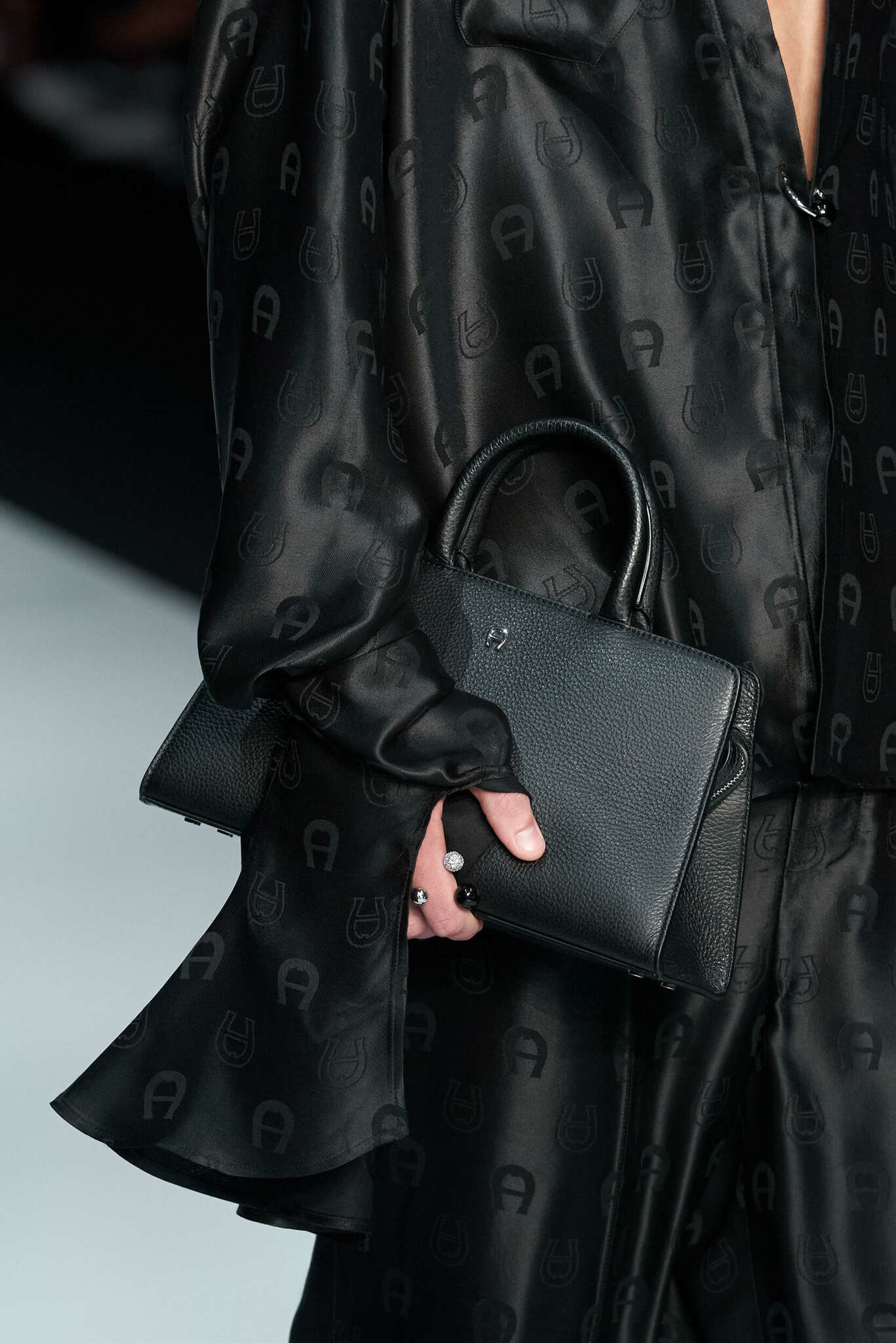 Престижна дамска чанта от марката Aigner