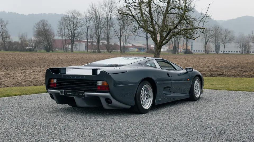 Уникален Jaguar Xi220 на търг в Sothebys2