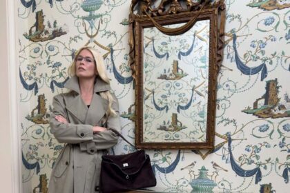 Кампания на Balenciaga с Клаудия Шифър