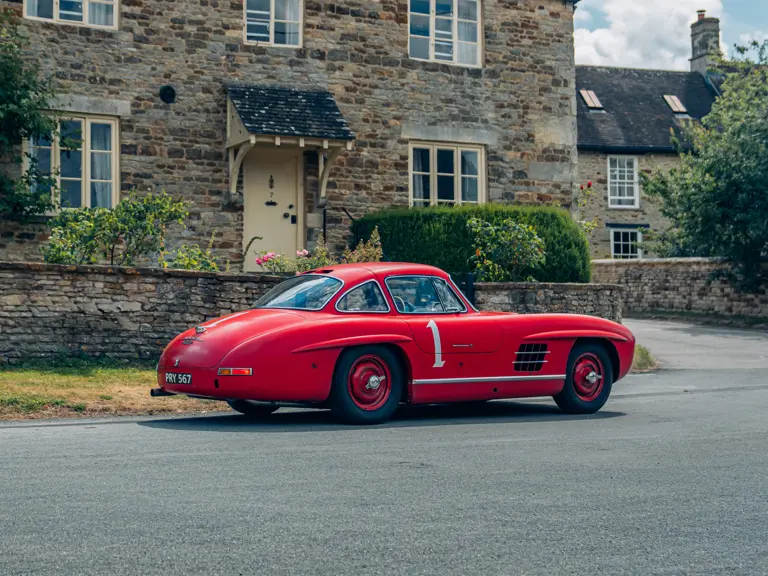 Червен Mercedes на търг1