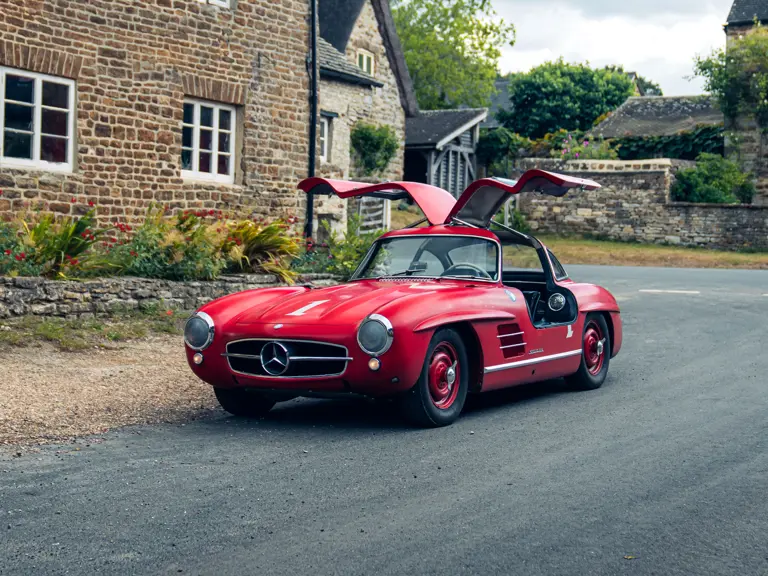 Червен Mercedes на търг