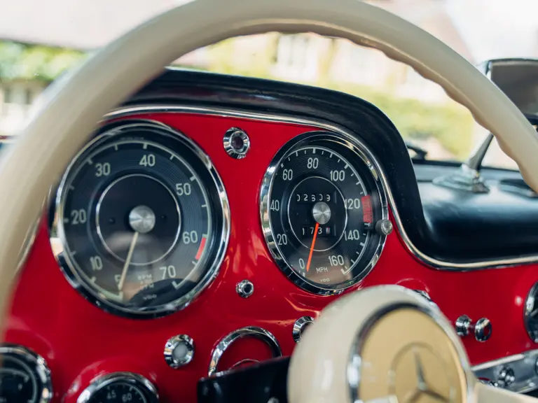 Червен Mercedes на търг2