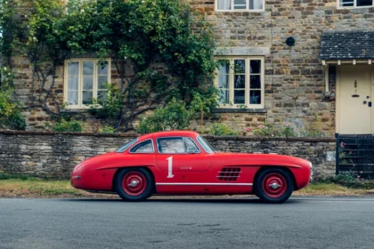 Червен Mercedes на търг3