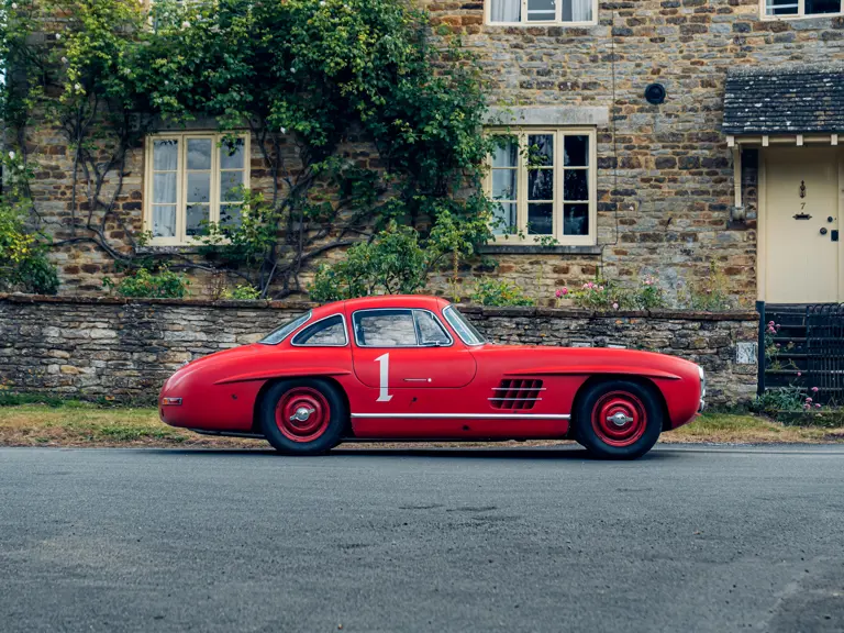 Червен Mercedes на търг3