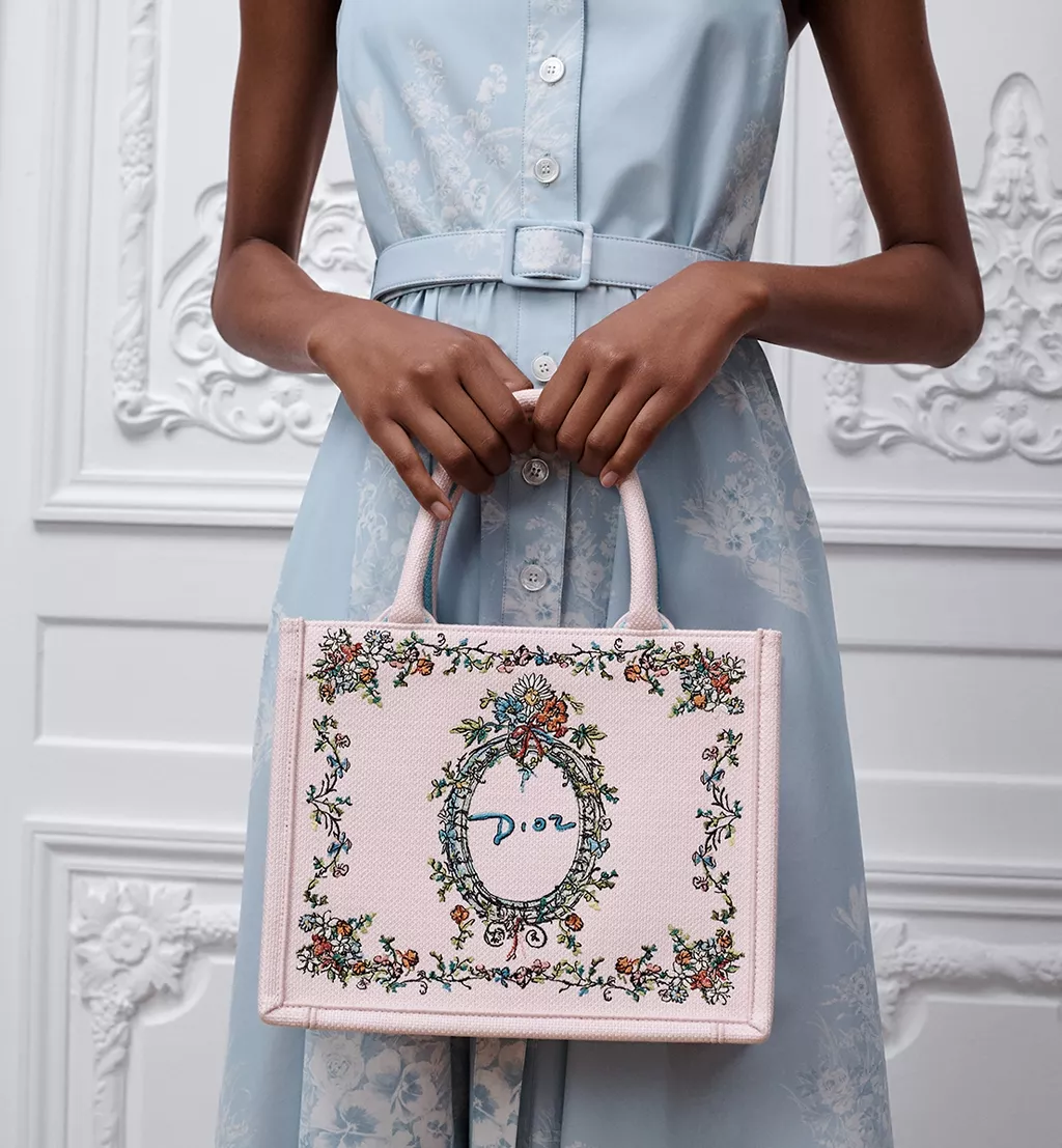 Dior Book Tote Когато книгата се превръща в мода11