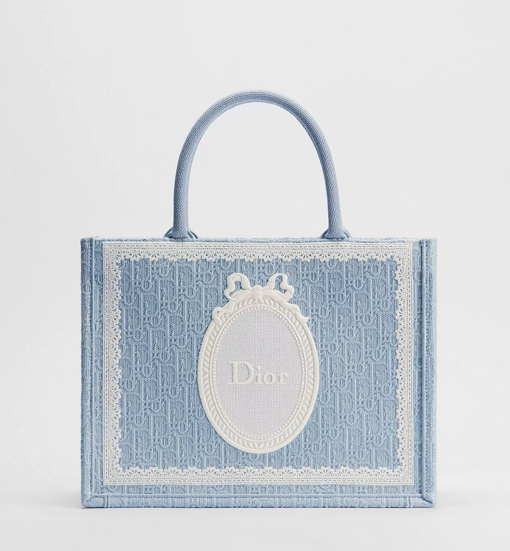 Dior Book Tote Когато книгата се превръща в мода61