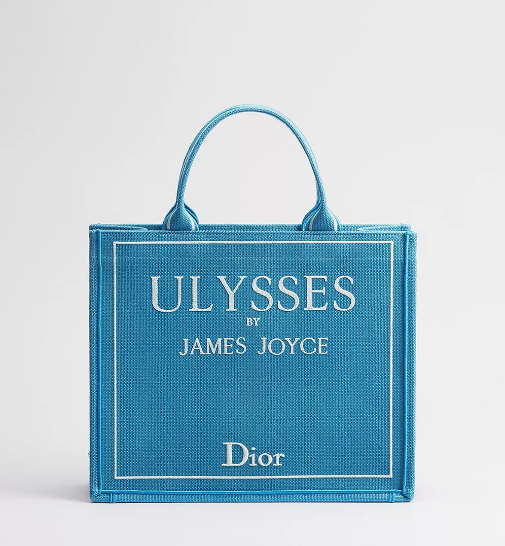 Dior Book Tote Когато книгата се превръща в мода8